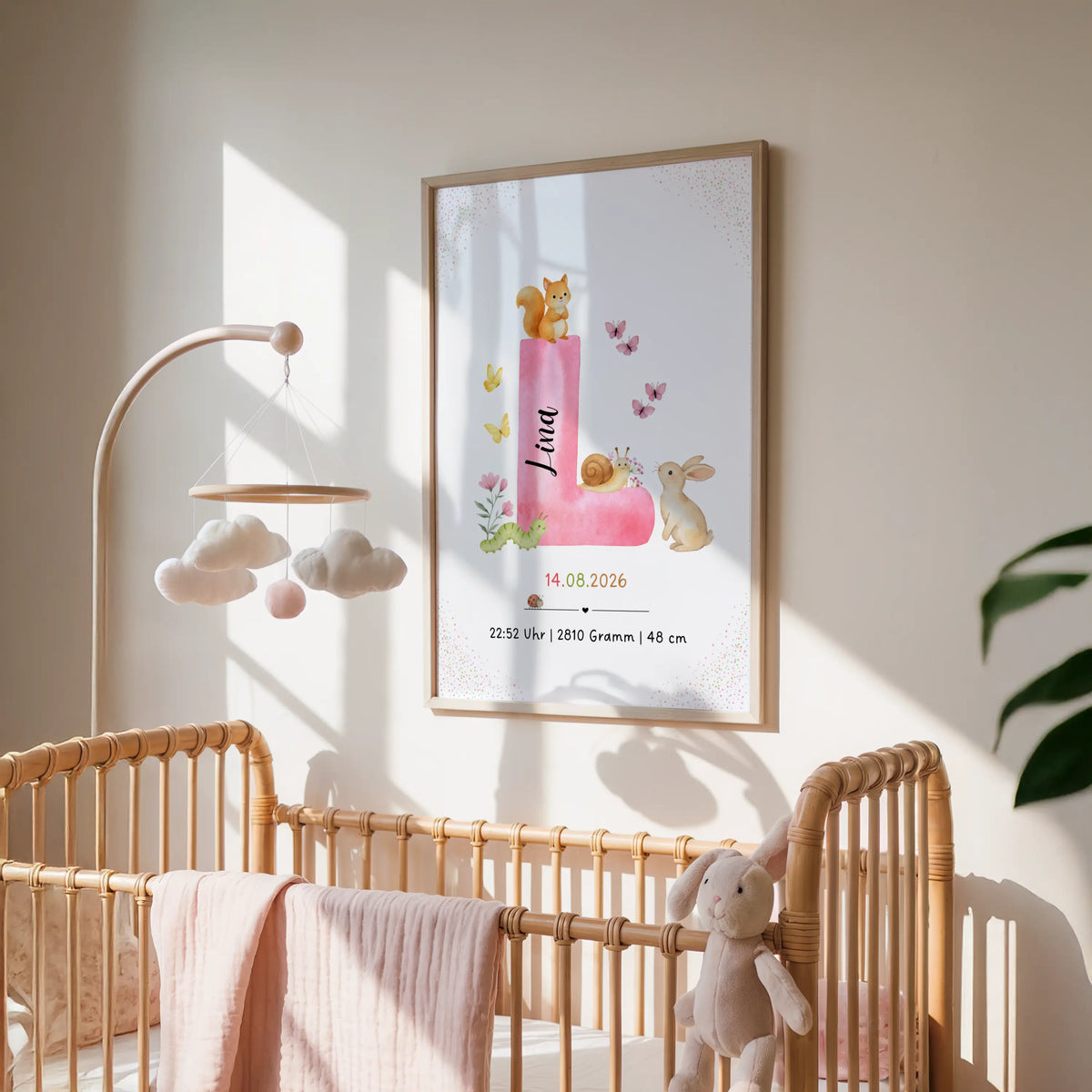 Personalisiertes Buchstabenposter Frühlingswald mit Tieren im Kinderzimmer, individuelles Design mit Anfangsbuchstaben.