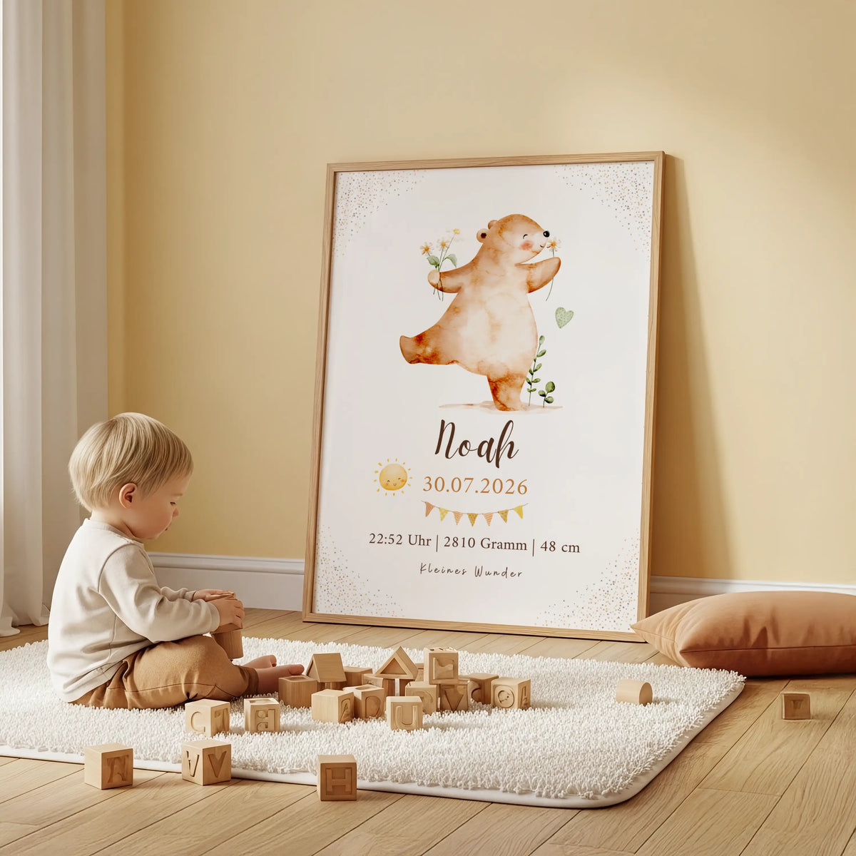 Personalisiertes Geburtsposter Bär mit Blumen und Sonne, ein fröhlicher Bär als Geburtserinnerung für Noah.