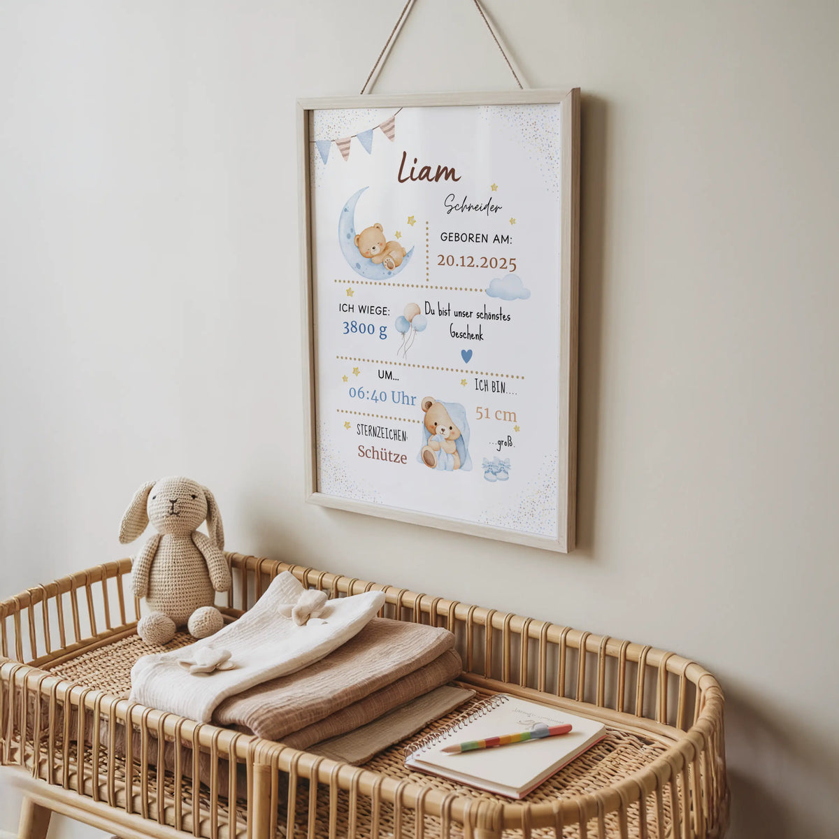Personalisiertes Geburtsposter schlafender Bär auf dem Mond im Kinderzimmer, stilvolle Dekoration für Neugeborene.