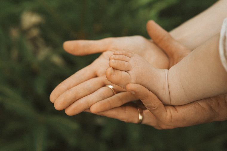 Kibimemories – Symbolbild einer Hand mit Familie, für Liebe, Geborgenheit und gemeinsame Erinnerungen