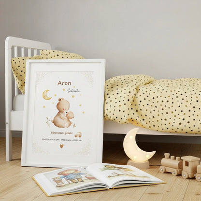 Personalisiertes Geburtsposter „Bärenstark geliebt“ im Kinderzimmer mit Bärenmotiv und Sternen.