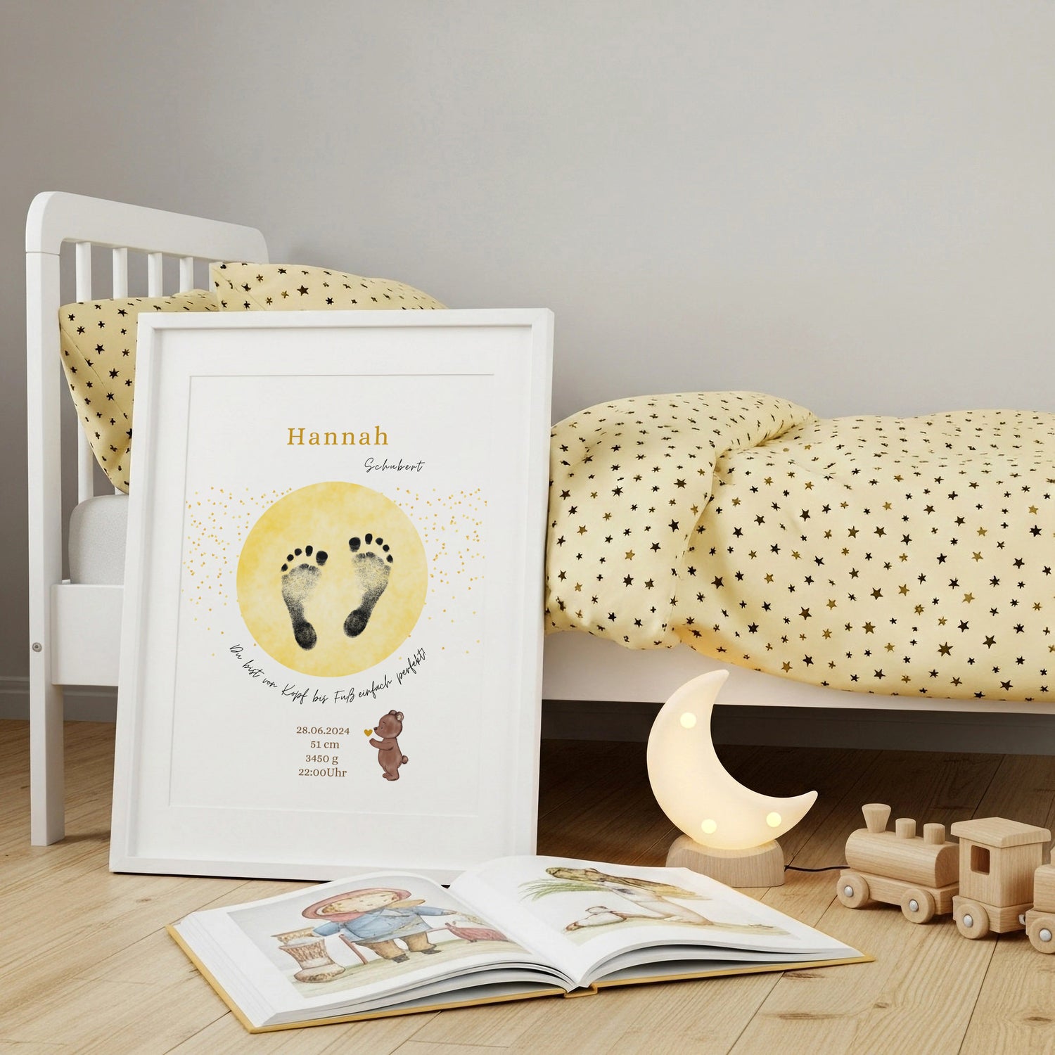 Individuelles Baby-Poster mit Fußabdruck, Name und Geburtsdaten – personalisiertes Geschenk zur Geburt in sonnigem Gelb mit Herzmotiv