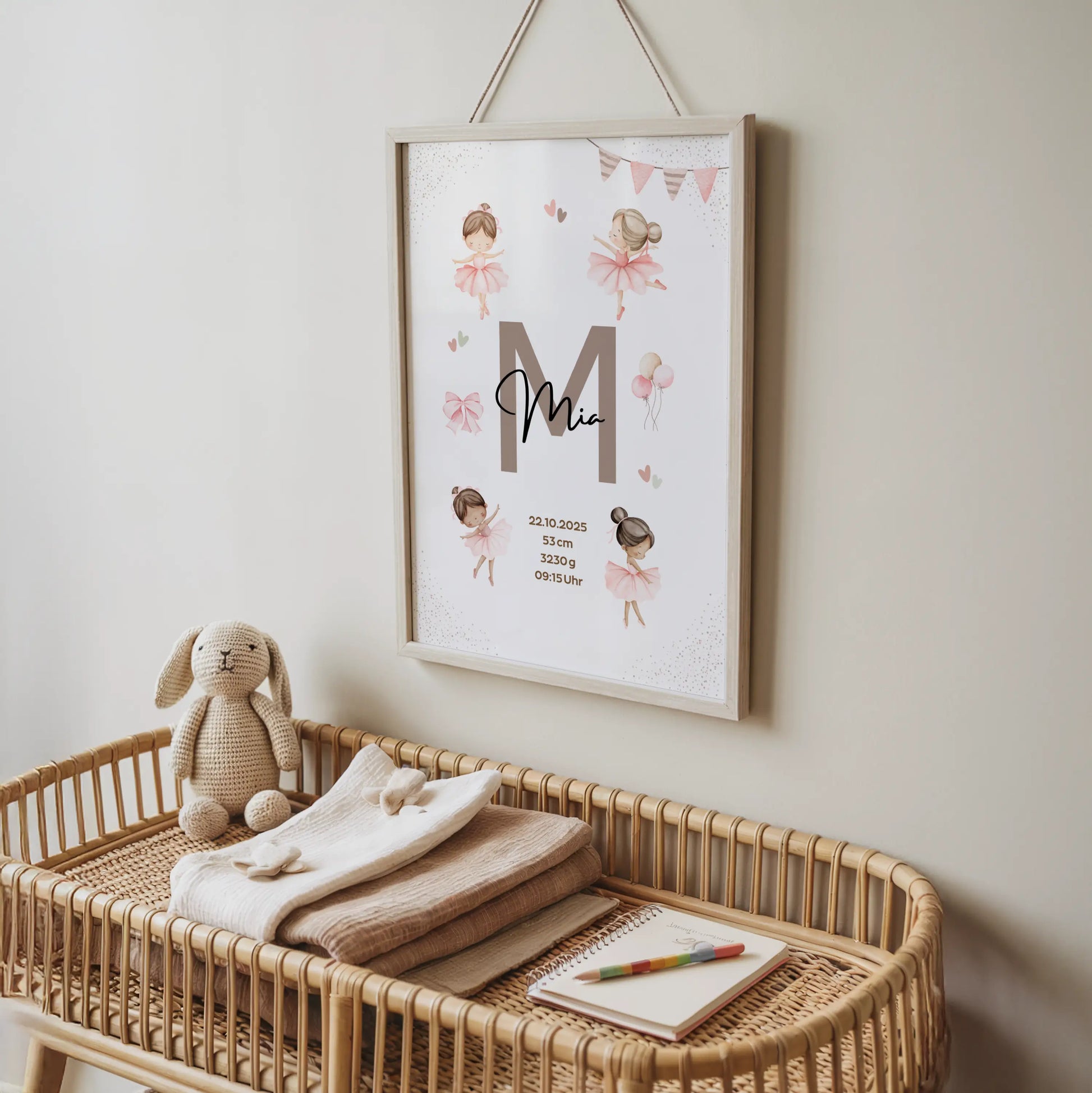Personalisiertes Geburtsposter Ballerina mit Name und Geburtsdaten auf einem Wickeltisch, umgeben von niedlichen Spielzeugen.