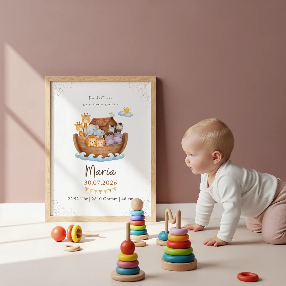 Christliches Geburtsposter Arche Noah mit Tieren, personalisiert mit Babyinformationen und bunten Spielzeugen.