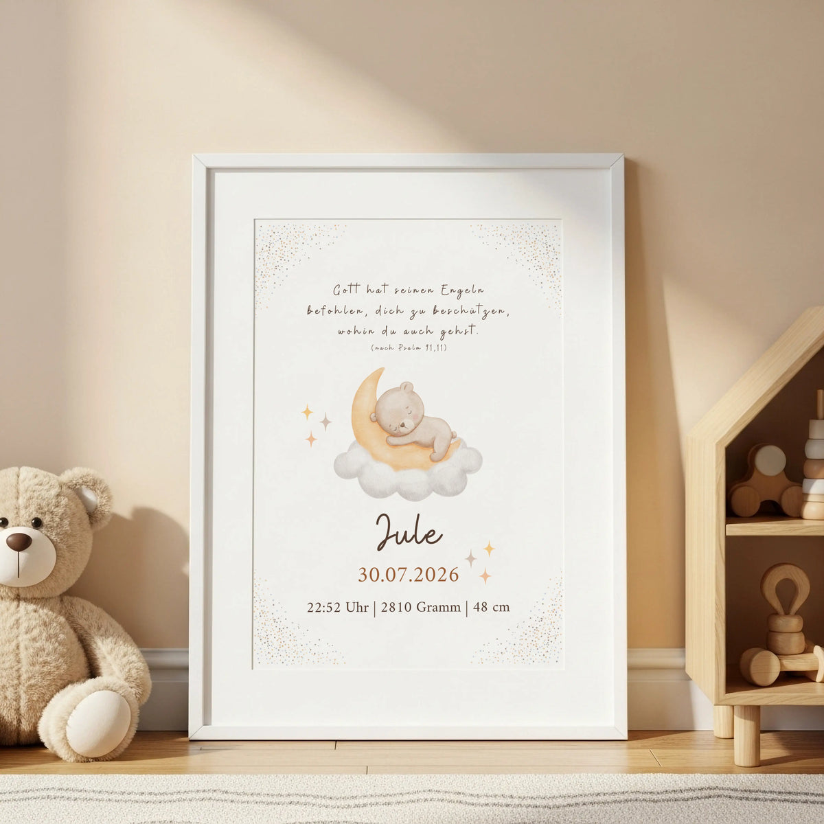 Christliches Geburtsposter mit Bibelvers und Mondmotiv im weißen Rahmen, mit Baby auf einer Wolke.