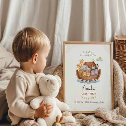 Christliches Geburtsposter Arche Noah mit Tieren, Junge hält Plüschtier, dekorativer Bilderrahmen.