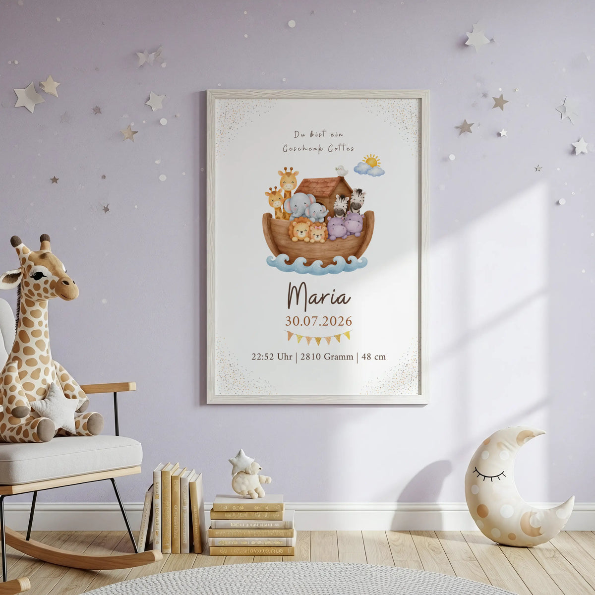 Christliches Geburtsposter Arche Noah mit Tieren in einem Kinderzimmer, personalisiert mit Namen und Geburtsdaten.