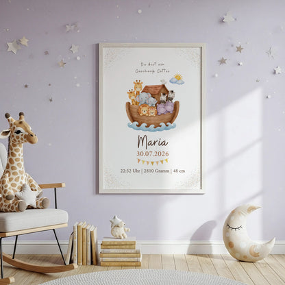 Christliches Geburtsposter Arche Noah mit Tieren in einem Kinderzimmer, personalisiert mit Namen und Geburtsdaten.