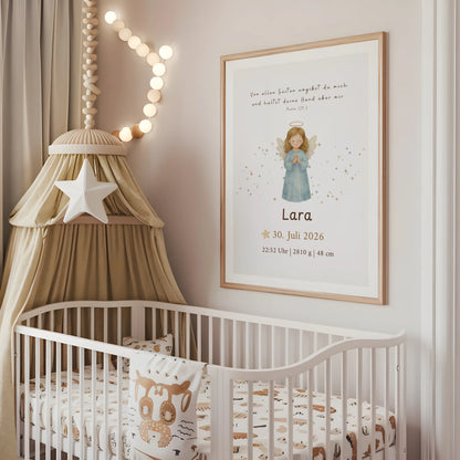 Christliches Geburtsposter Schutzengel mit Bibelvers in einem gemütlichen Kinderzimmer über dem Kinderbett.