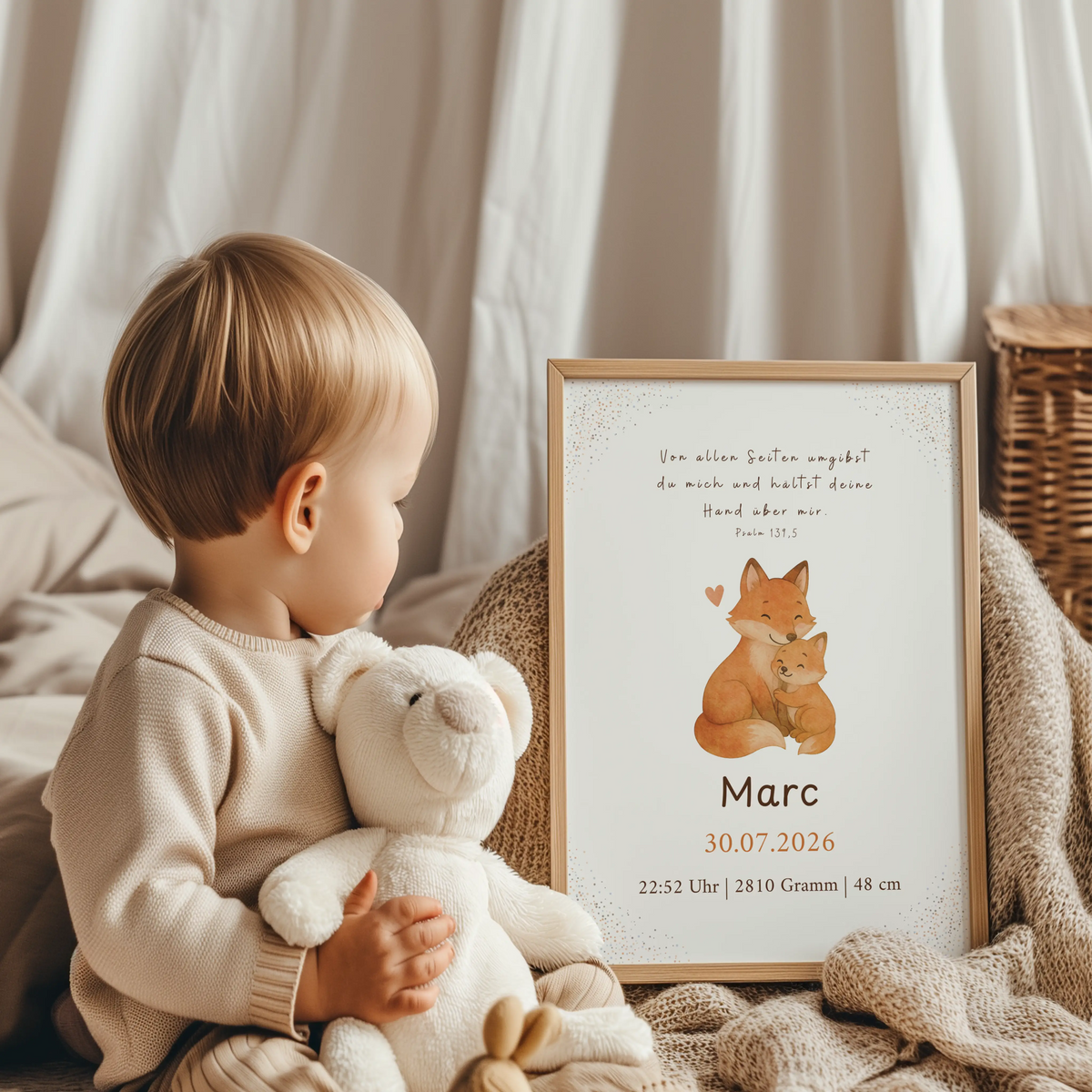 Christliches Geburtsposter Fuchsmama und Baby mit Bibelvers, kind hält ein Stofftier und schaut auf das Poster