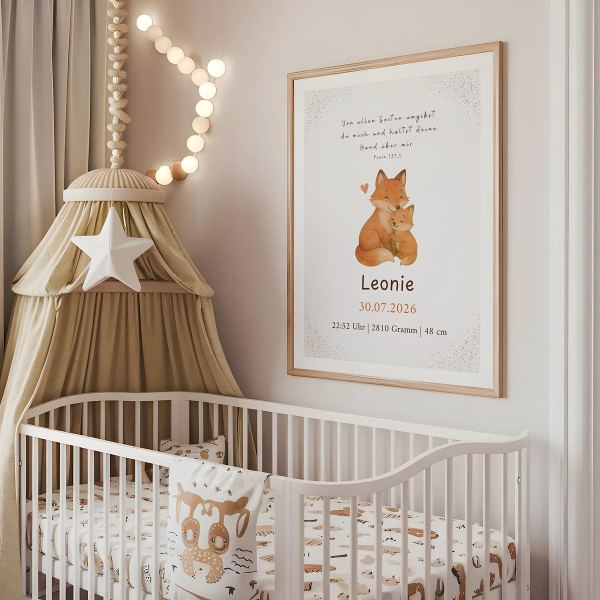 Christliches Geburtsposter Fuchsmama und Baby mit Bibelvers in einem Kinderzimmer mit Babybett.