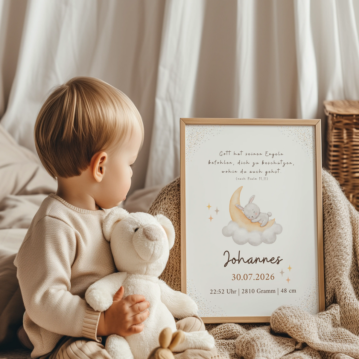 Christliches Geburtsposter mit Bibelvers und Mondmotiv, das ein Kind mit einem Kuscheltier zeigt.