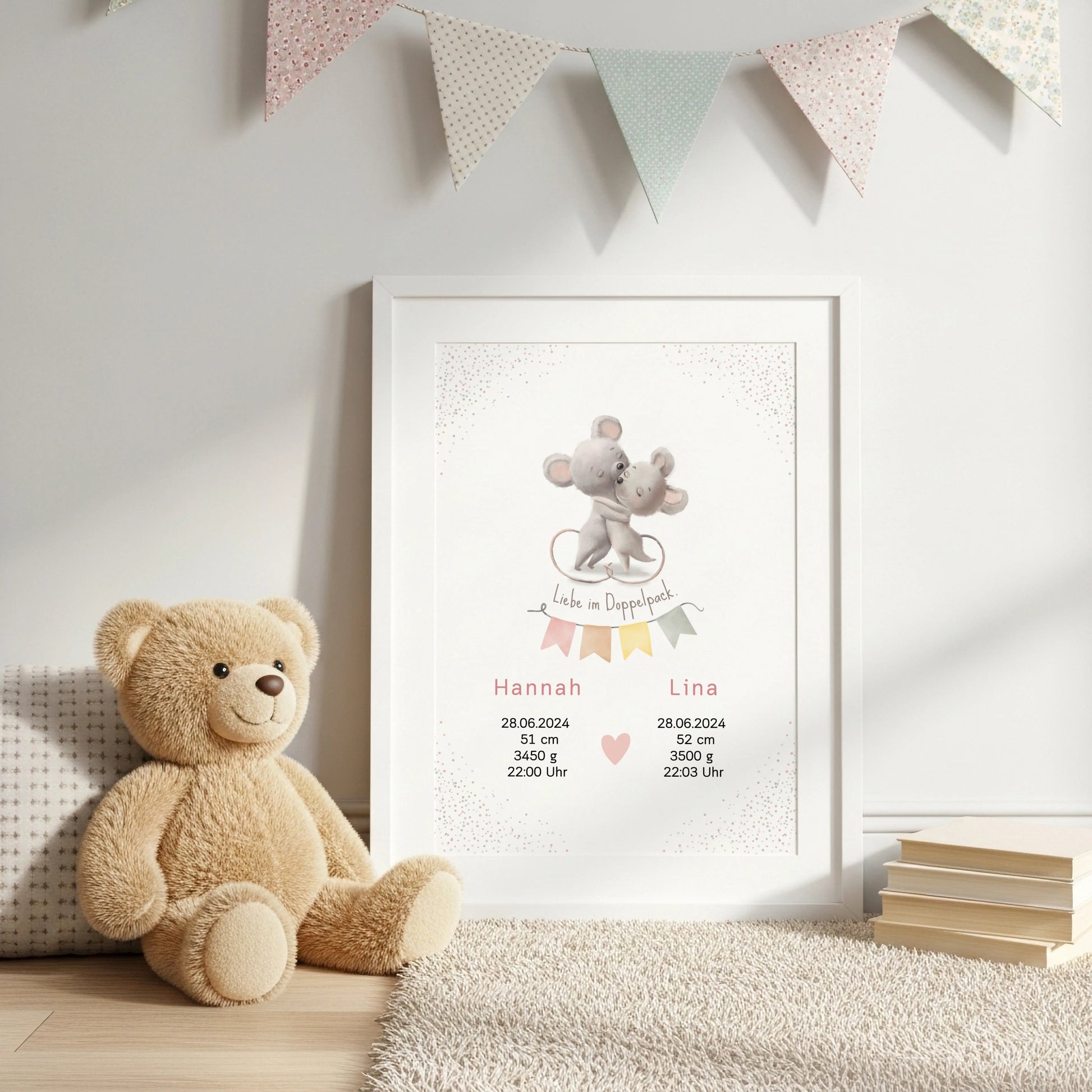 Personalisiertes Geburtsposter für Zwillinge mit Mäusen und Namen Hannah und Lina.