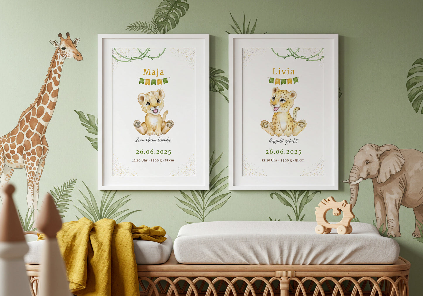 Personalisiertes Geburtsposter für Zwillinge mit Löwen in einem modernen Kinderzimmer.