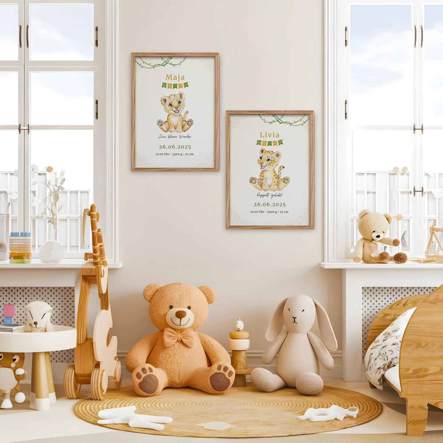 Personalisiertes Geburtsposter für Zwillinge Löwe Safari Poster im Kinderzimmer mit zwei Kinderbildern.