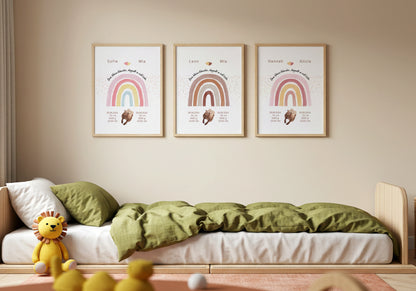 Personalisiertes Geburtsposter für Zwillinge mit Regenbogen und Otter in einem Kinderzimmer