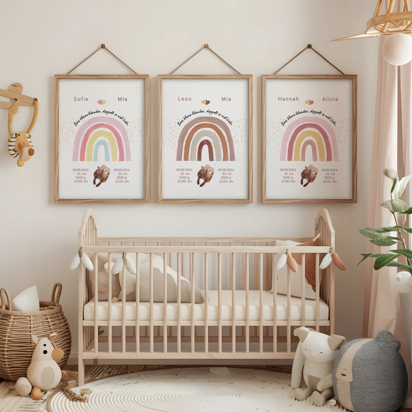 Personalisiertes Geburtsposter für Zwillinge mit Regenbogen und Otter im Babyzimmer, wunderschön dekoriert.