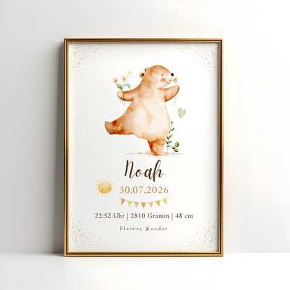 Personalisiertes Geburtsposter Bär mit Blumen und Sonne für Noah, inklusive Geburtsdatum und Maße.