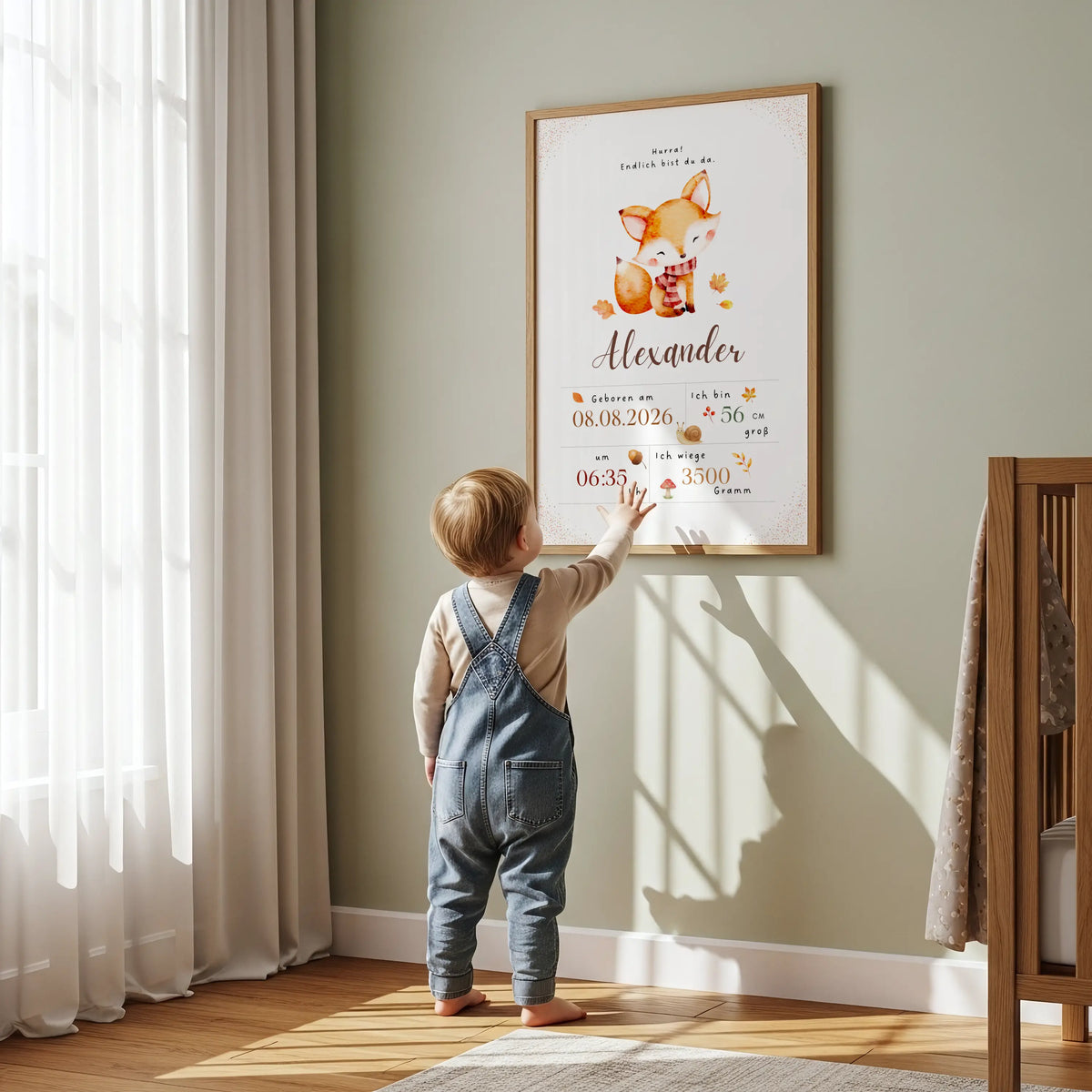 Personalisiertes Geburtsposter Fuchs mit Herbstblättern, Kind betrachtet Poster mit Geburtstagsdaten.