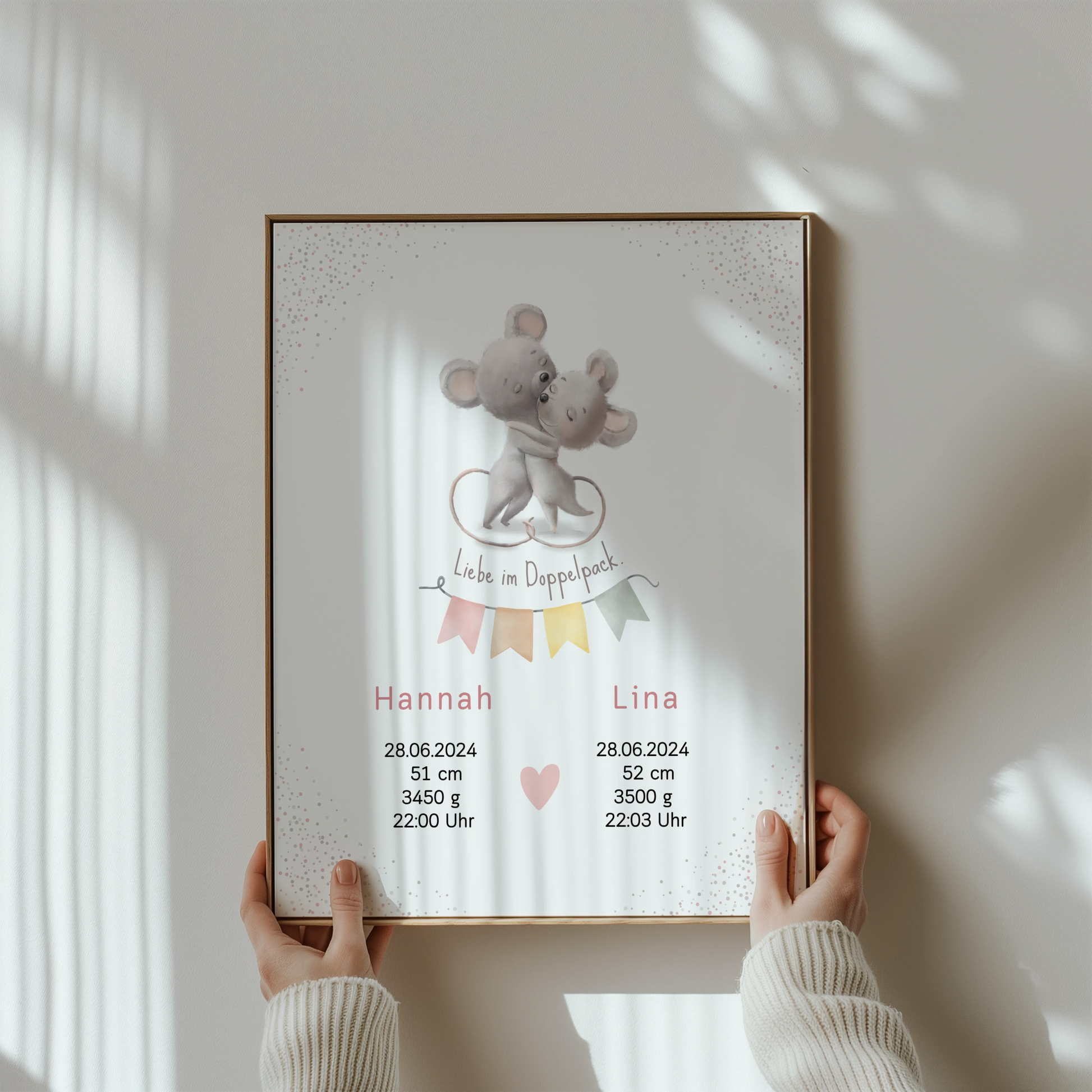 Personalisiertes Geburtsposter für Zwillinge mit niedlichen Mäusen und Geburtsdaten von Hannah und Lina.