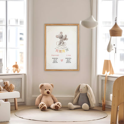 Personalisiertes Geburtsposter für Zwillinge im Kinderzimmer mit Mäusen und Namen Hannah und Lina.