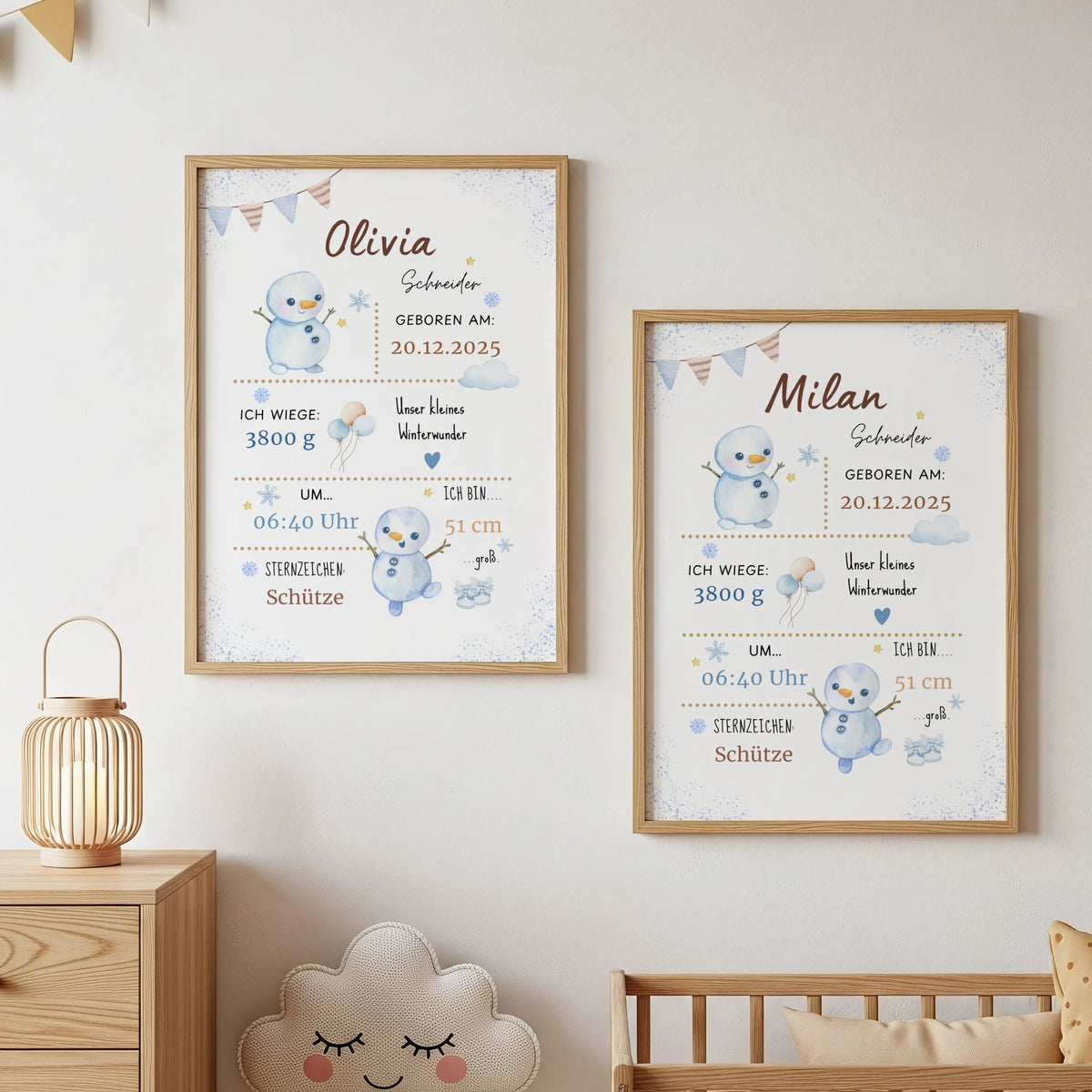Personalisiertes Geburtsposter Winterbaby mit Schneemännern, zwei gerahmte Poster für Olivia und Milan.