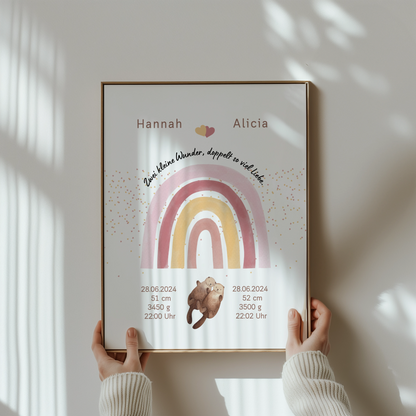 Personalisiertes Geburtsposter für Zwillinge mit Regenbogen und Otter, zeigt Namen und Geburtsdaten von Hannah und Alicia.