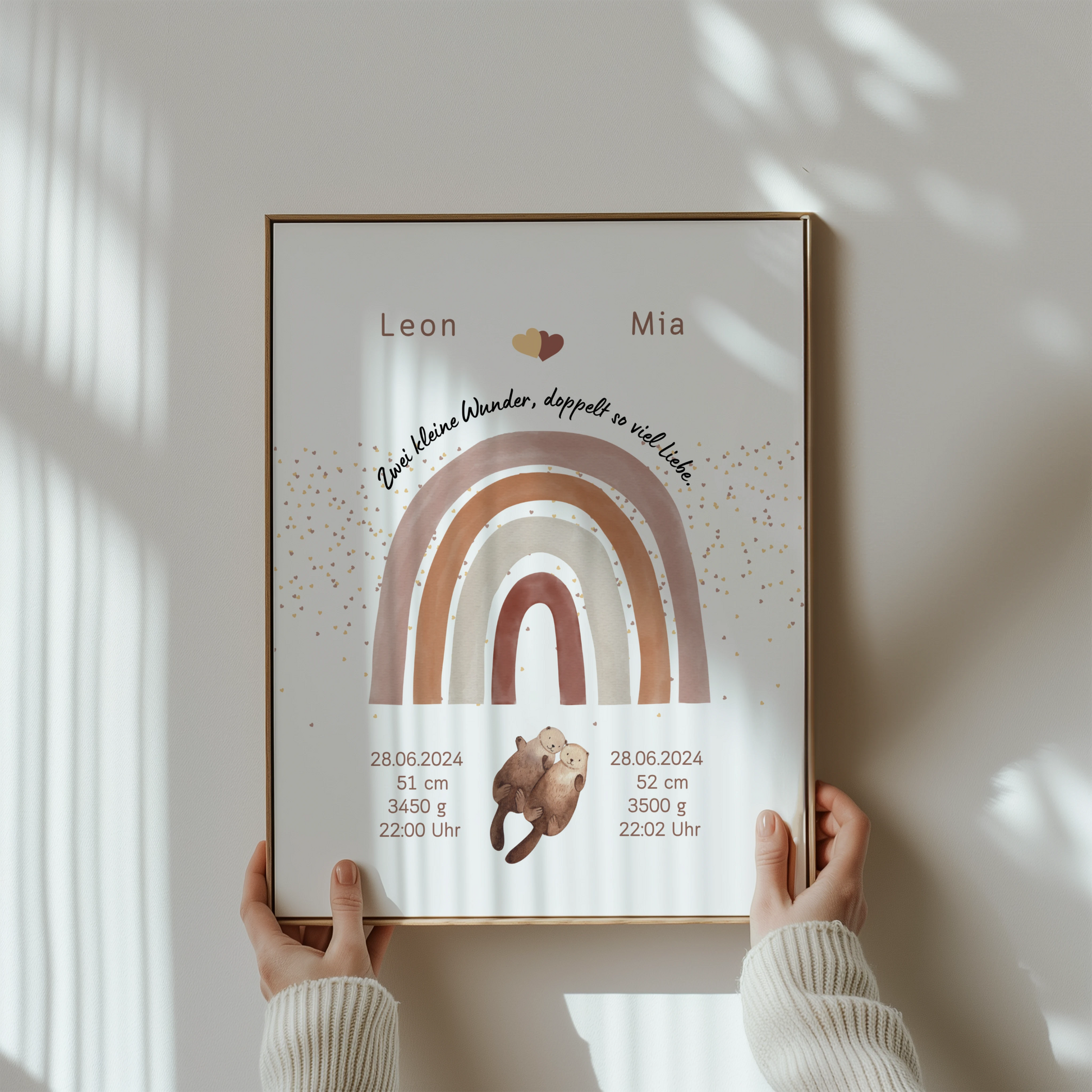 Personalisiertes Geburtsposter für Zwillinge mit Regenbogen und Otter, Namen Leon und Mia, Geburtsdaten.