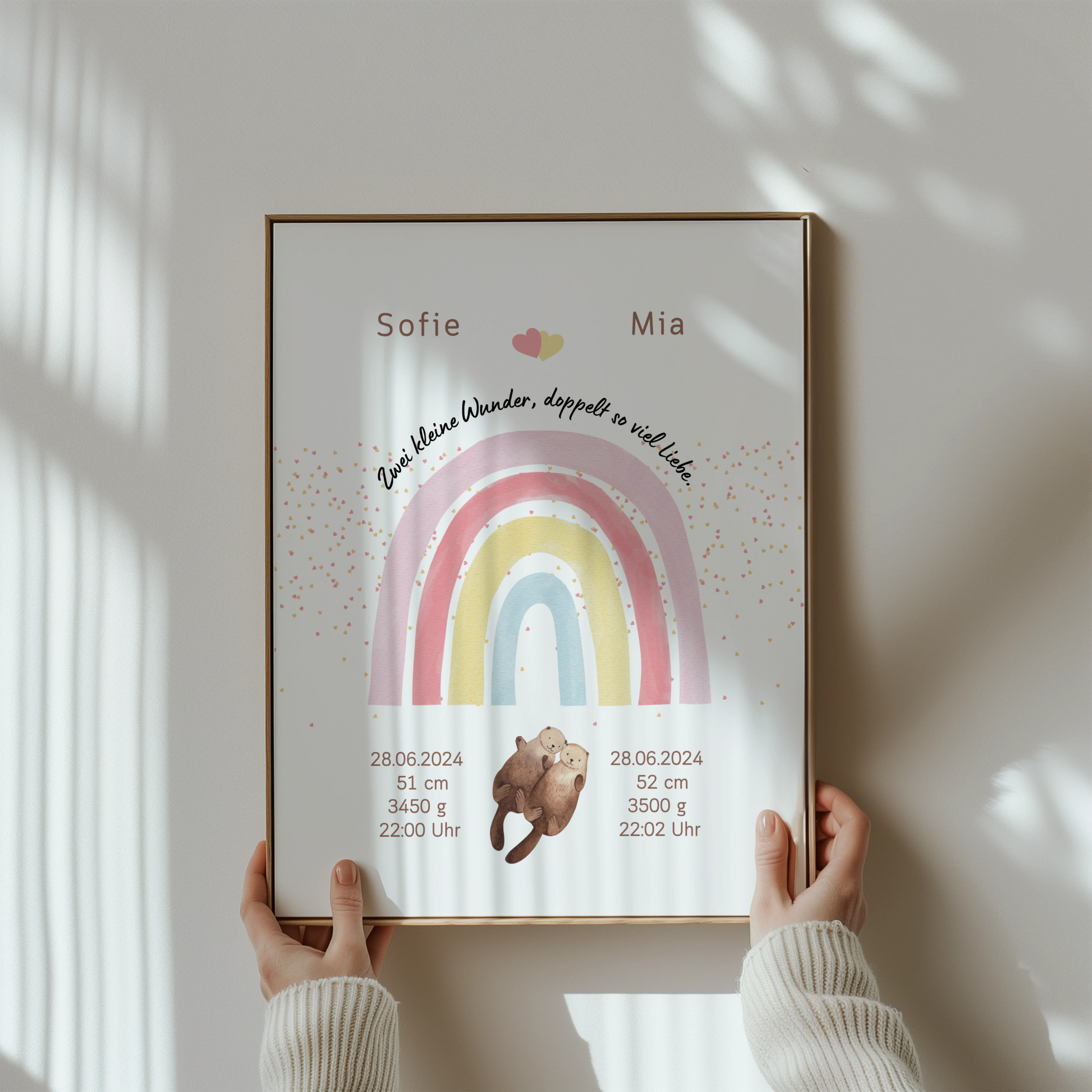 Personalisiertes Geburtsposter für Zwillinge mit Regenbogen und Otter, personalisiert mit Namen und Geburtsdaten von Sofie und Mia.