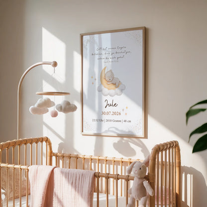 Christliches Geburtsposter mit Bibelvers und Mondmotiv im Kinderzimmer, geschmückt mit Wolken und einem niedlichen Bären.