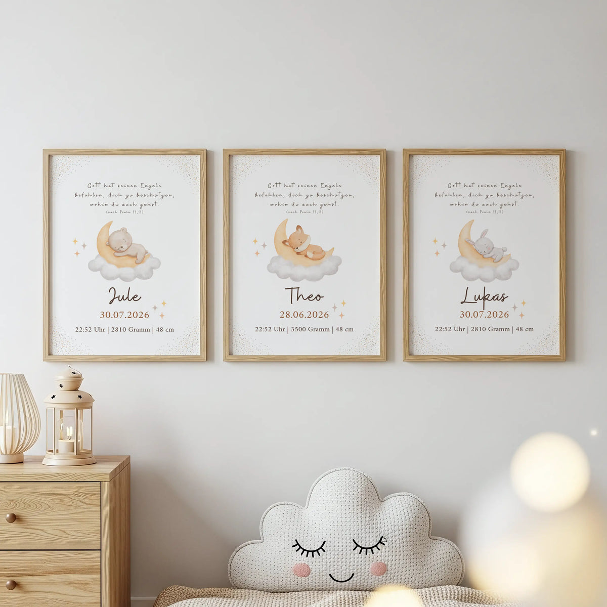 Christliches Geburtsposter mit Bibelvers und Mondmotiv in drei Rahmen, dekoriert mit schlafenden Tieren.