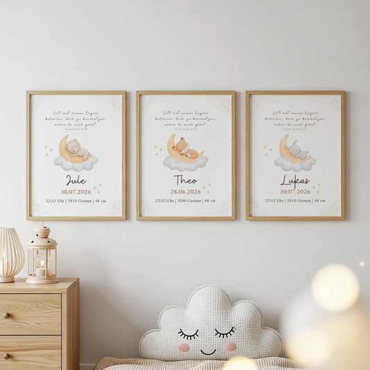 Christliches Geburtsposter mit Bibelvers und Mondmotiv in drei Rahmen, dekoriert mit schlafenden Tieren.