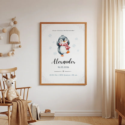 Personalisiertes Geburtsposter Winterbaby mit Pinguin für Alexander, inklusive Geburtsdaten in einem gemütlichen Raum.