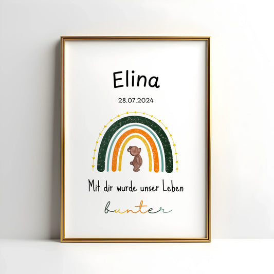 Mit Liebe gestaltetes Regenbogenposter zur Geburt – personalisiert mit Name, Datum und Bärchen für farbenfrohe Babyzimmer