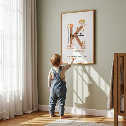 Personalisiertes Buchstabenposter mit herbstlichen Waldtieren für Kinder im Wohnraum, als liebevolle Erinnerung.