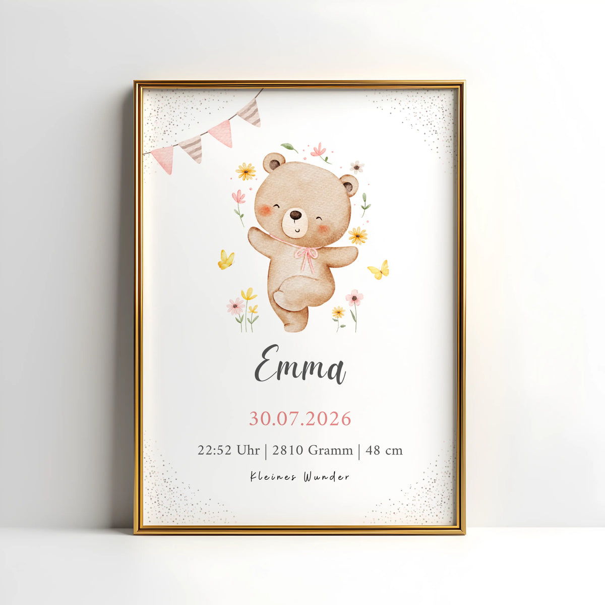 Personalisiertes Geburtsposter tanzender Bär mit Blumen, präsentiert in einem goldenen Rahmen.