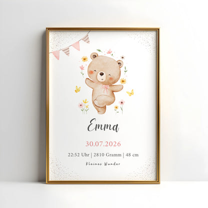 Personalisiertes Geburtsposter tanzender Bär mit Blumen, präsentiert in einem goldenen Rahmen.
