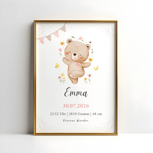 Personalisiertes Geburtsposter tanzender Bär mit Blumen, präsentiert in einem goldenen Rahmen.
