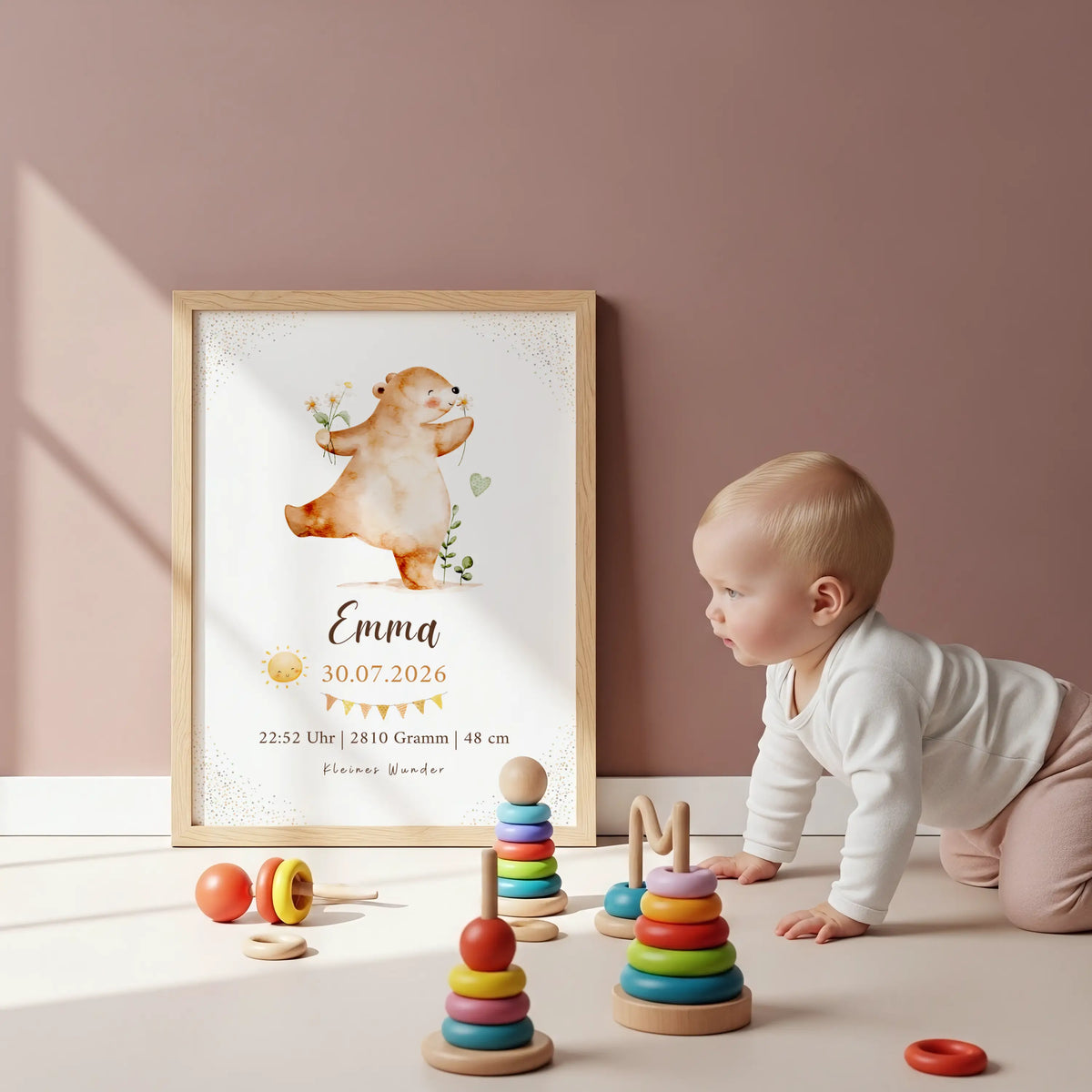 Personalisiertes Geburtsposter Bär mit Blumen und Sonne neben einem Baby, das mit Holzspielzeug spielt.