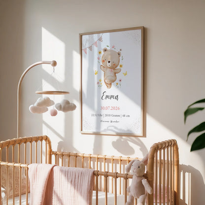 Personalisiertes Geburtsposter tanzender Bär mit Blumen im Kinderzimmer, sanfte Farben und niedliches Design.
