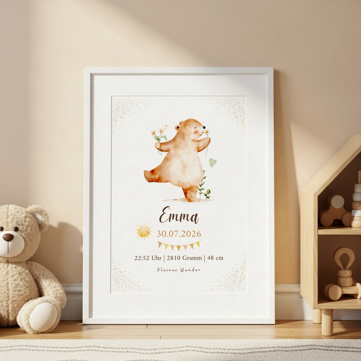 Personalisiertes Geburtsposter Bär mit Blumen und Sonne in einem stilvollen Rahmen.