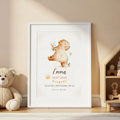 Personalisiertes Geburtsposter Bär mit Blumen und Sonne in einem stilvollen Rahmen.