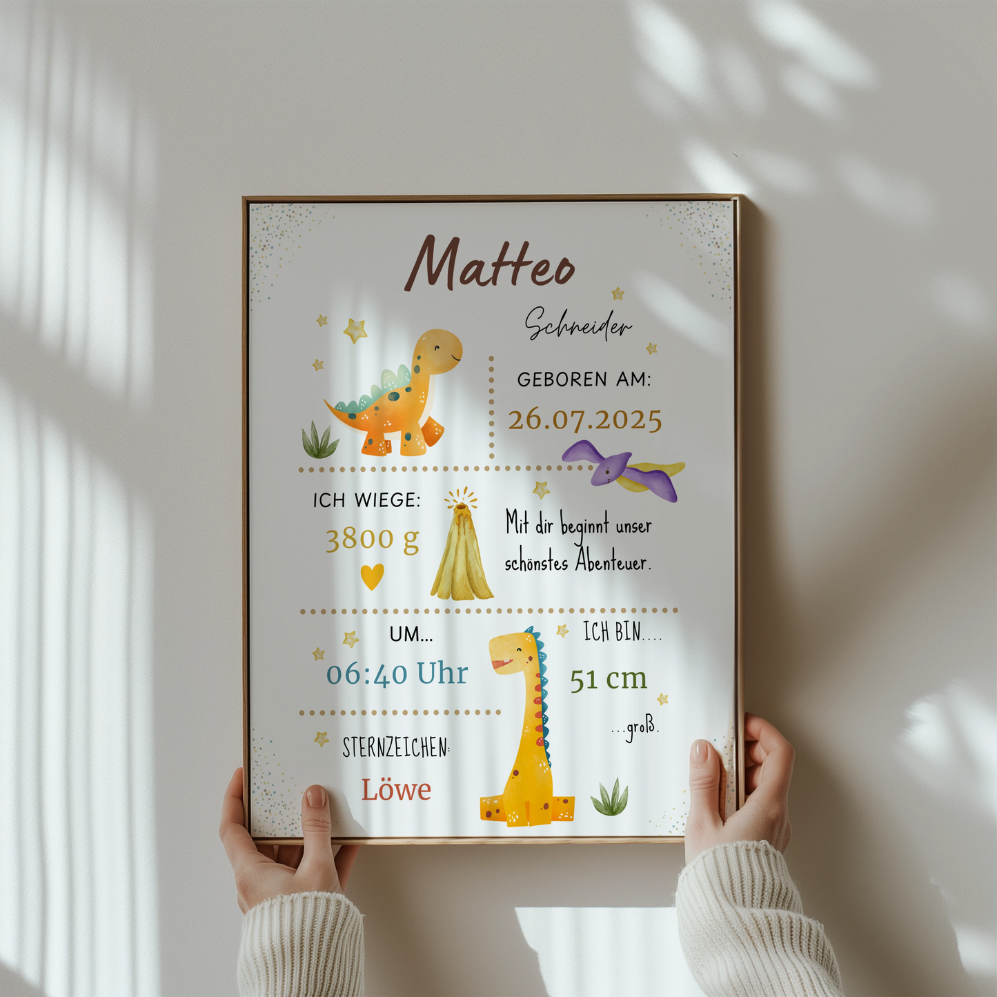 Süßes personalisiertes Geburtsposter mit Dinosaurier zur Geburt von Kibimemories für Jungen und Mädchen