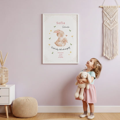 Liebevolles personalisiertes Geburtsposter mit Hase für das Babyzimmer