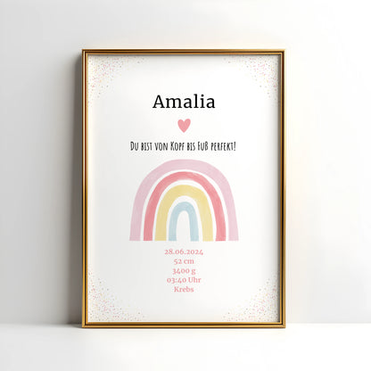 Personalisiertes Geburtsposter mit Regenbogen-Motiv und Geburtsdaten für Amalia in einem goldenen Rahmen.
