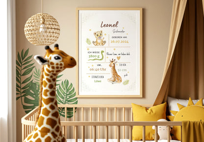 Personalisiertes Geburtsposter „Kleiner Löwe“ im Kinderzimmer mit Safari-Design und fröhlichem Löwenbaby.