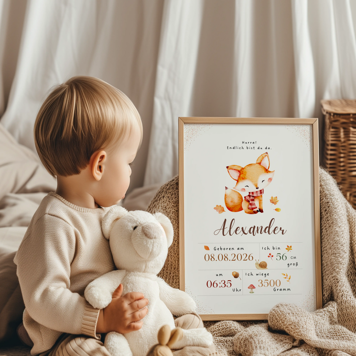 Personalisiertes Geburtsposter Fuchs mit Herbstblättern zeigt einen Jungen mit einem Stofftier.