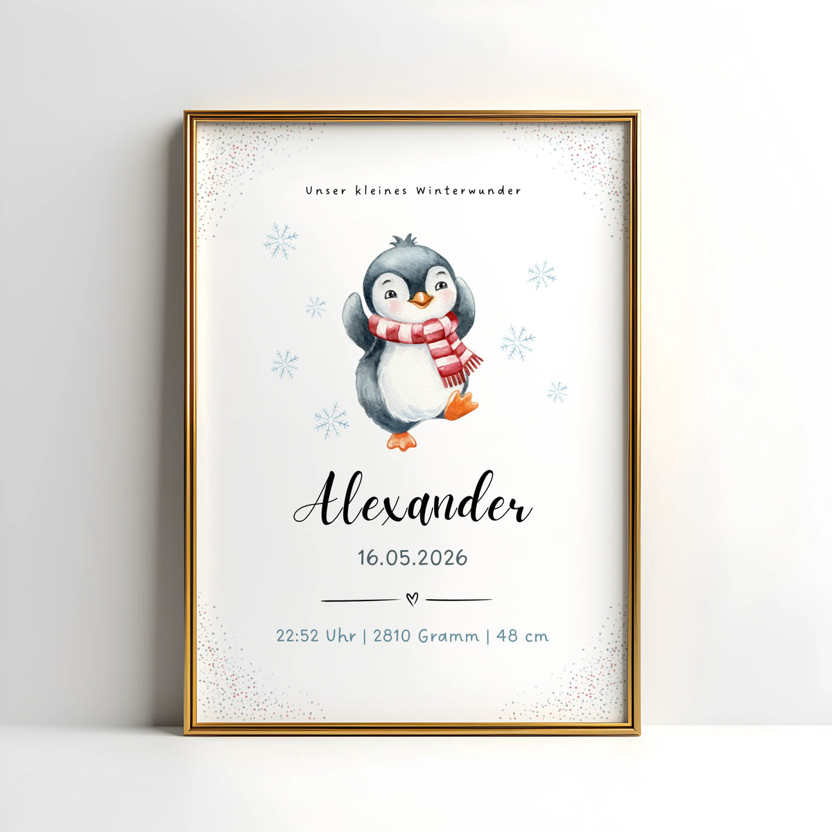 Personalisiertes Geburtsposter Winterbaby mit Pinguin, fröhlicher Pinguin mit Name und Geburtsdaten in einem goldenen Rahmen.