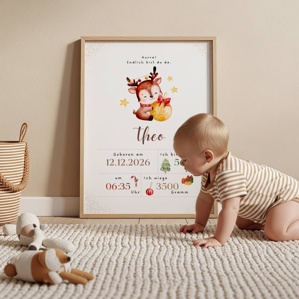 Personalisiertes Geburtsposter Weihnachten mit Rentier, niedliches Rentier-Design und Baby in einem gemütlichen Raum.