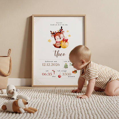 Personalisiertes Geburtsposter Weihnachten mit Rentier, niedliches Rentier-Design und Baby in einem gemütlichen Raum.